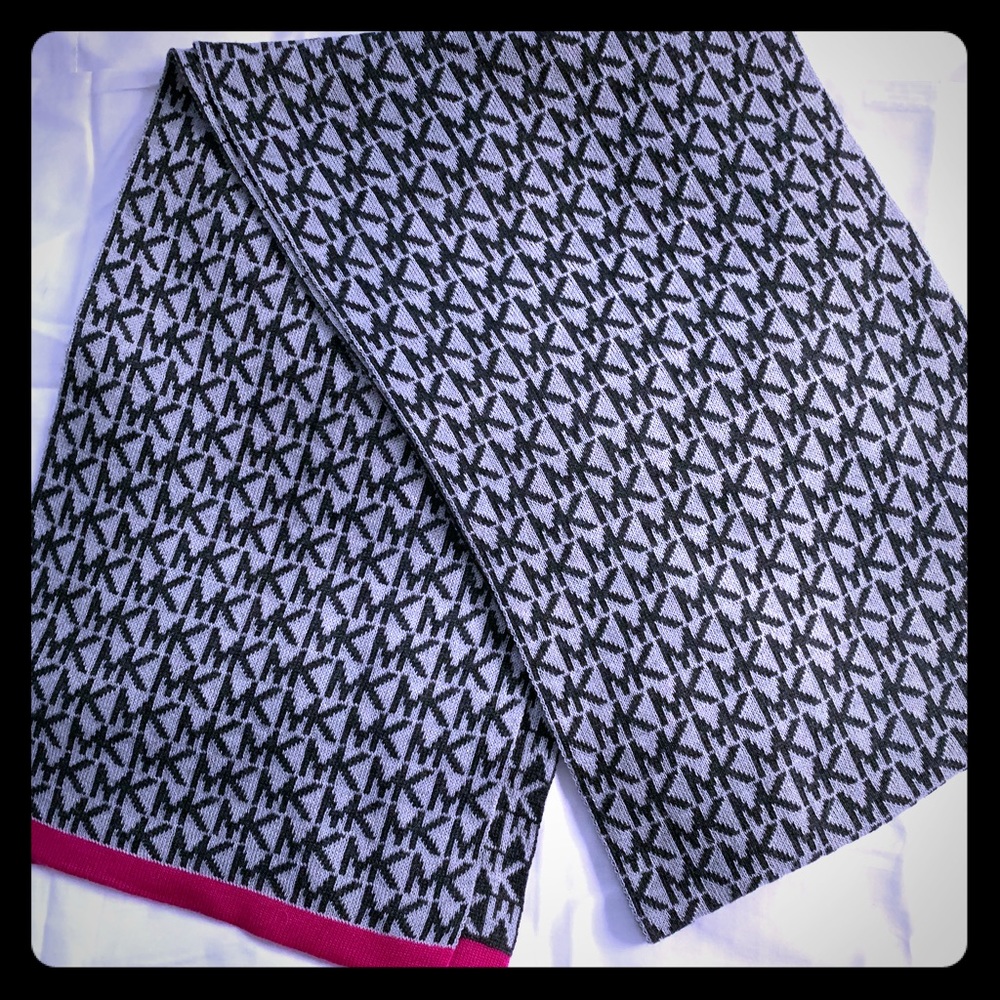 Gorgeous Michael Kora reversible scarf!